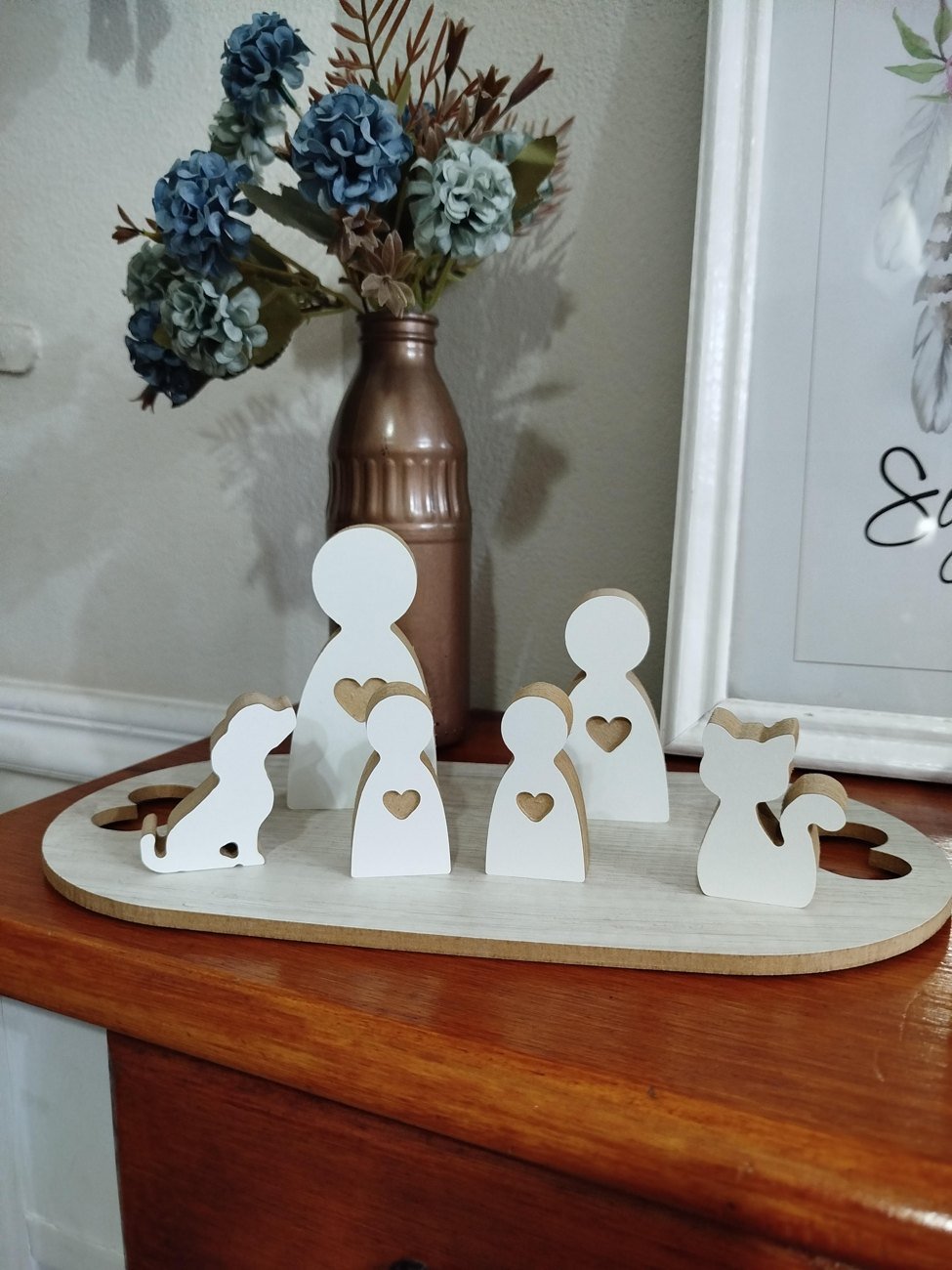 Familia de figuras con bandeja