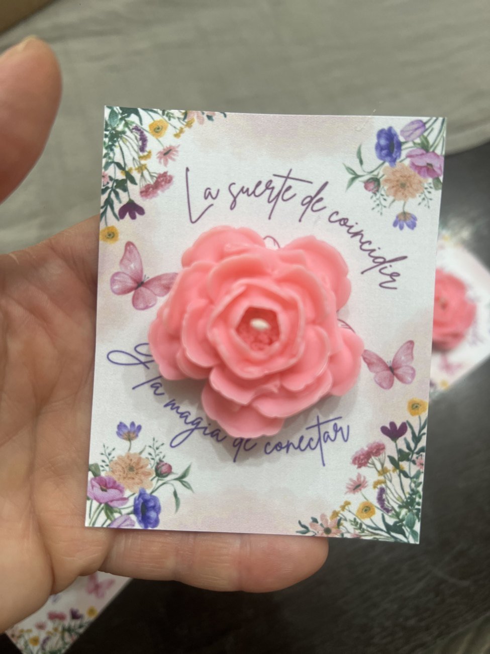 Tarjeta con flor de cera