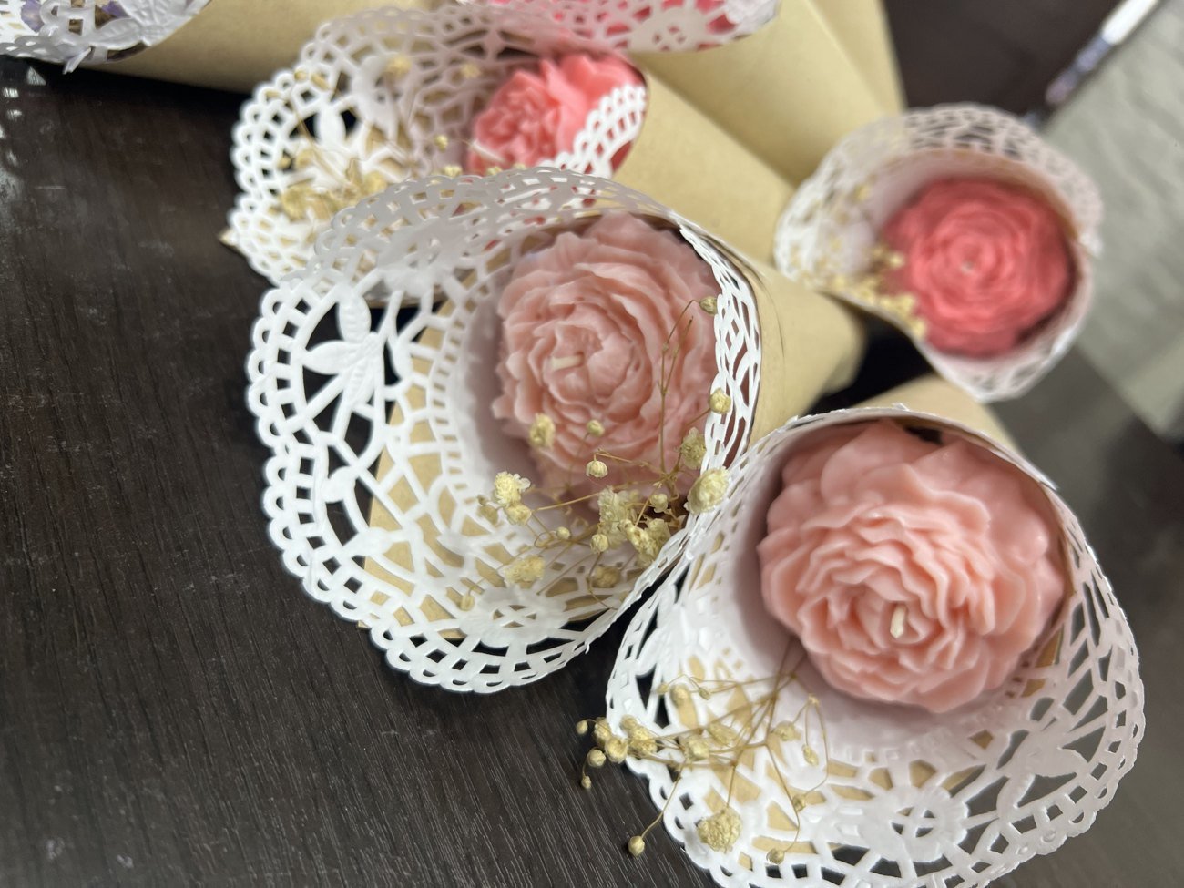 Rosas de cera en blonda